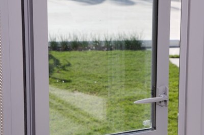 Open and close handle